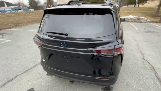Used 2025 Toyota Sienna XLE Woodland Edition image 7