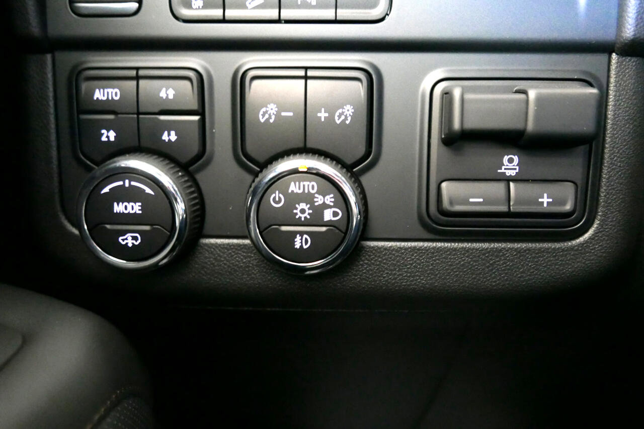 Used 2025 Chevrolet Suburban High Country image 39