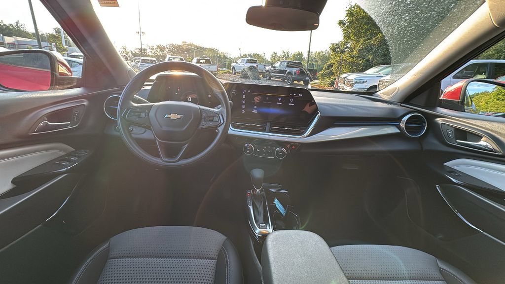 Used 2025 Chevrolet Trax LT FWD image 8