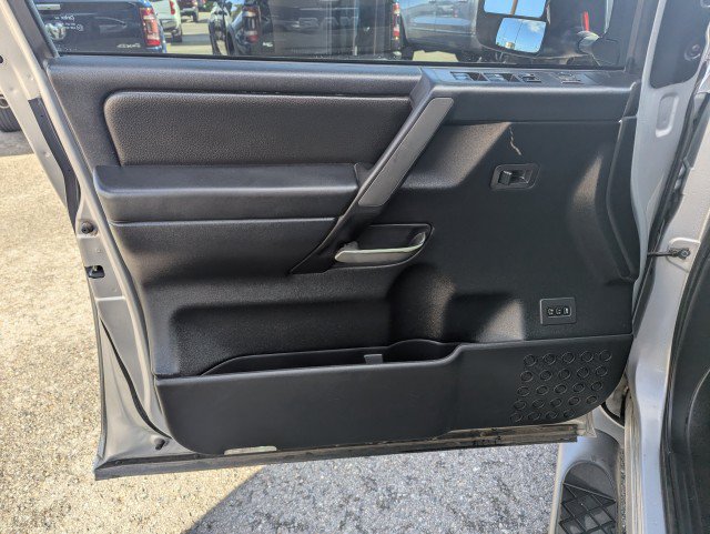 Used 2011 Nissan Titan SL w/ SL Technology Pkg AWD/4WD image 8