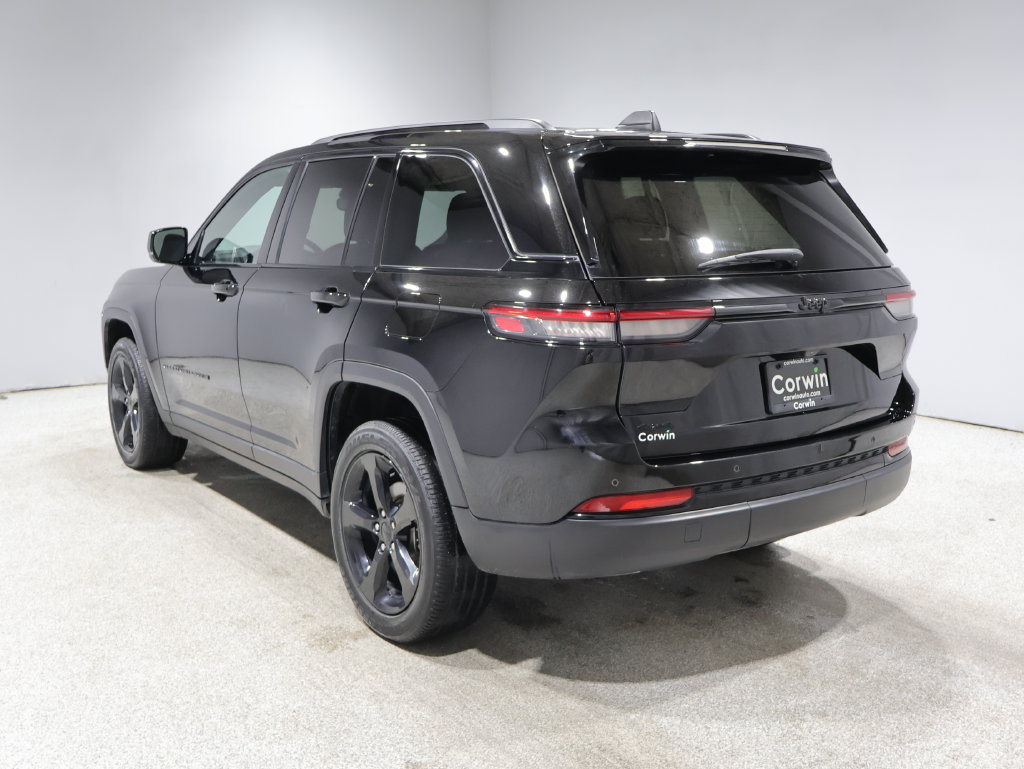 Used 2023 Jeep Grand Cherokee Altitude AWD/4WD image 5