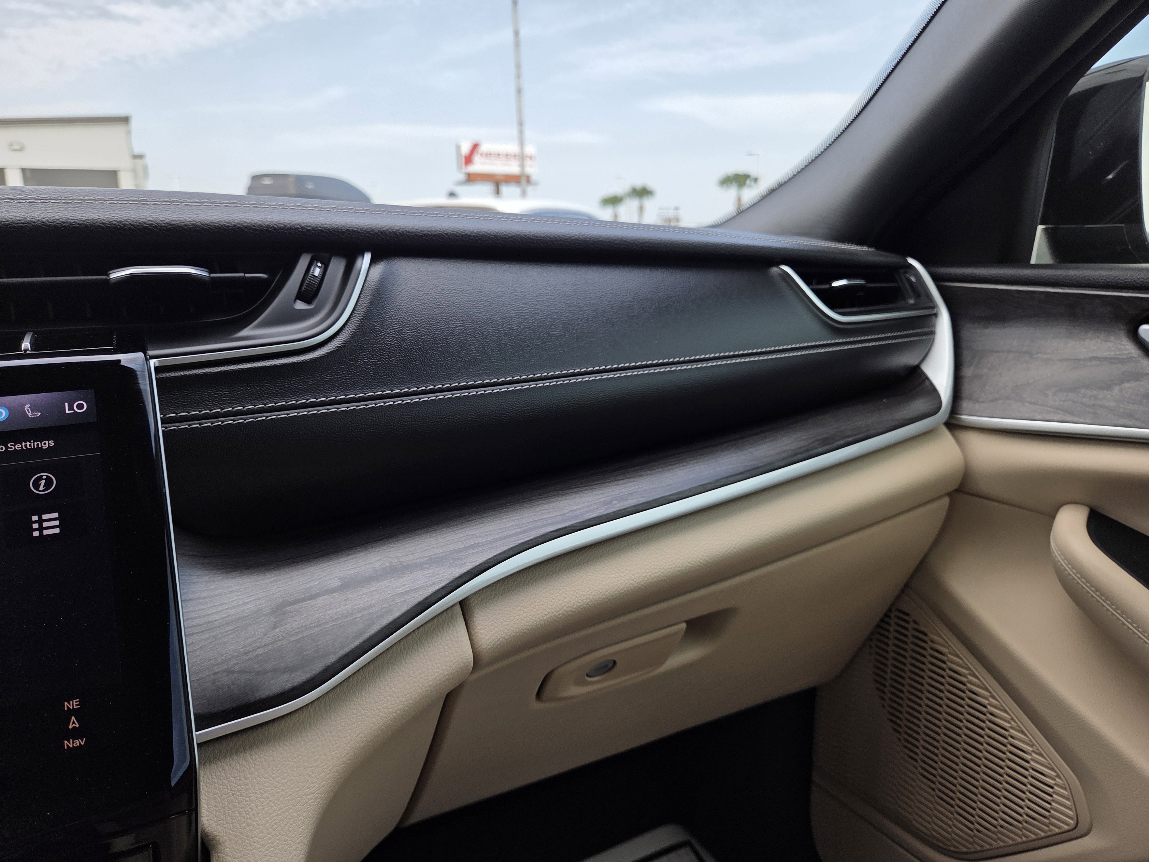 Used 2024 Jeep Grand Cherokee L Limited w/ Black Appearance Package image 33