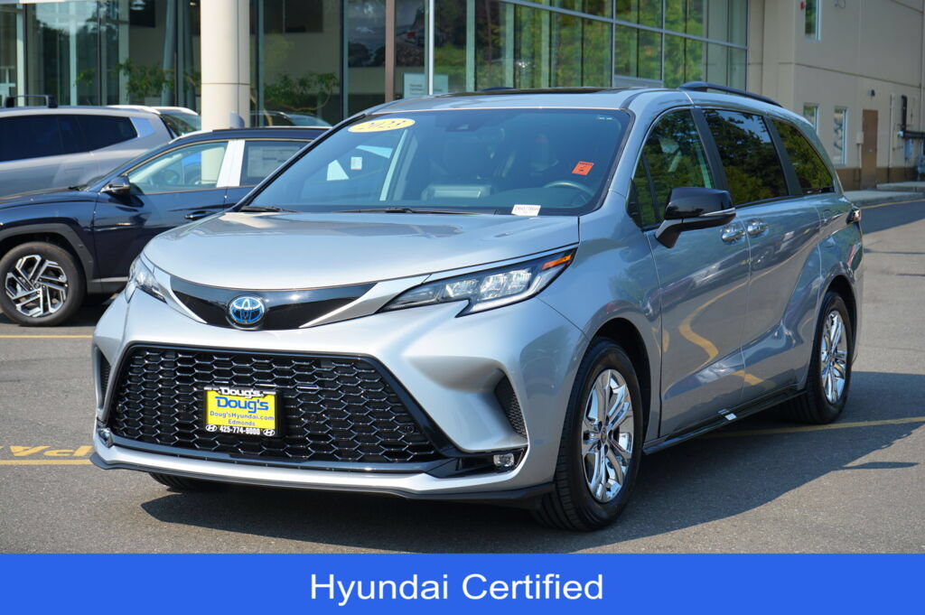 Used 2023 Toyota Sienna XSE AWD/4WD image 1