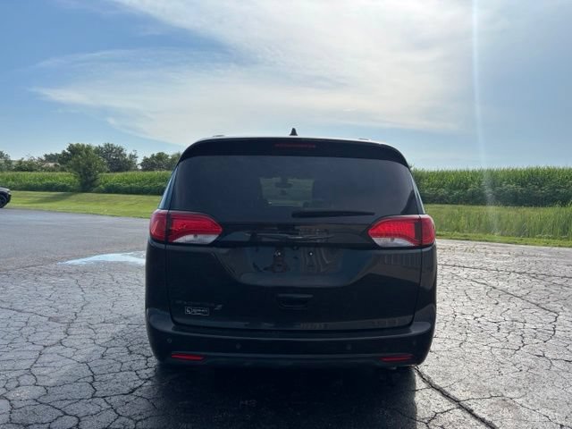 Used 2018 Chrysler Pacifica Touring-L w/ Premium Audio Group FWD image 4