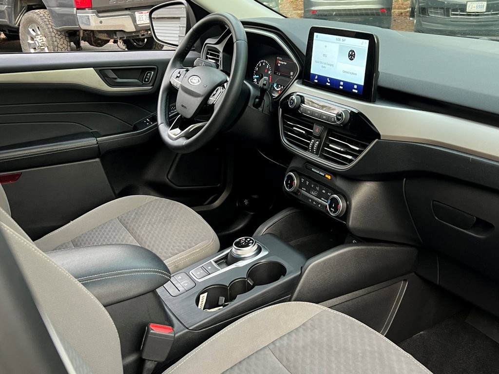 Used 2022 Ford Escape SE w/ SE Sport Appearance Package image 12