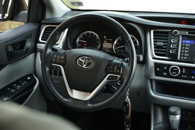 Used 2017 Toyota Highlander Plus w/ Carpet Mat Package AWD/4WD image 29