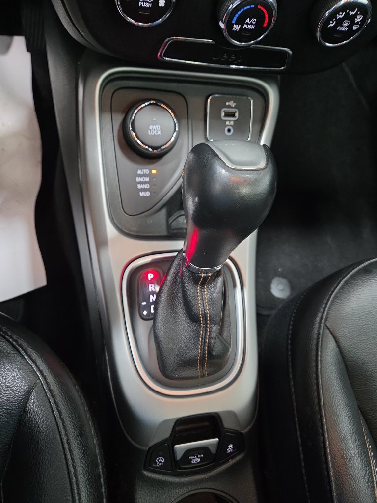 Used 2018 Jeep Compass Latitude AWD/4WD image 36