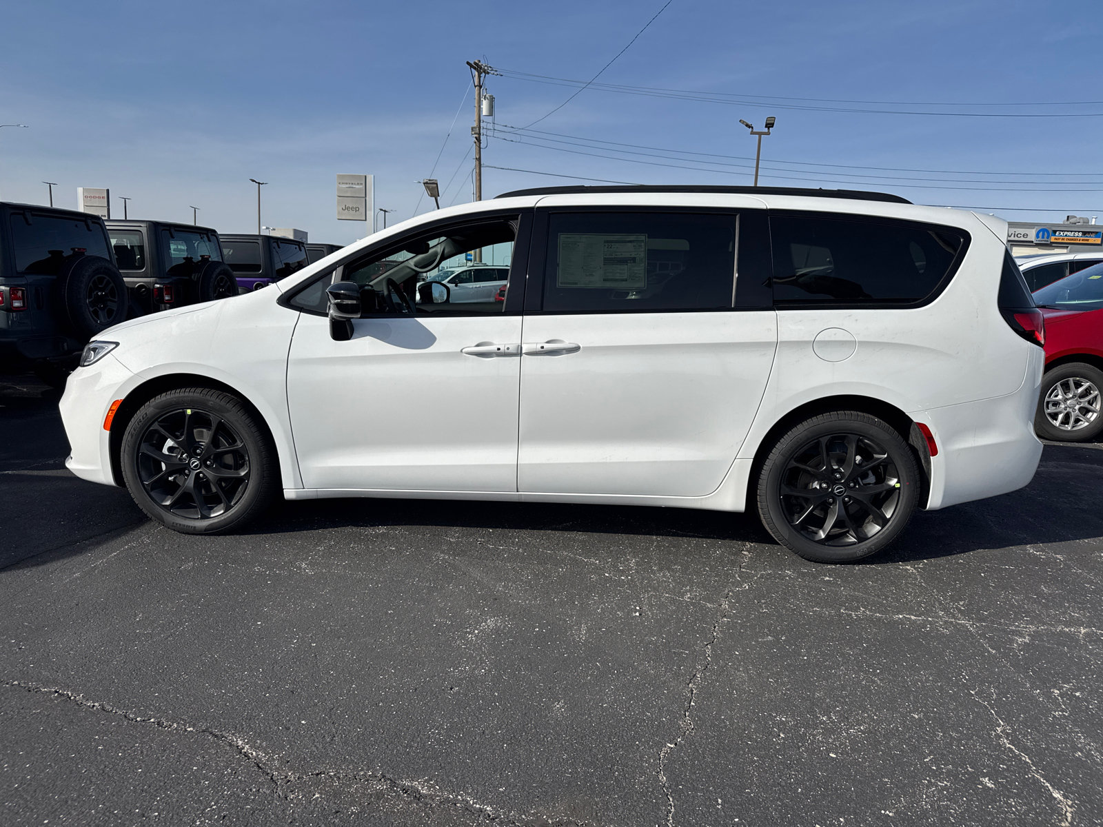 New 2026 Chrysler Pacifica Select w/ S Appearance Package FWD image 3