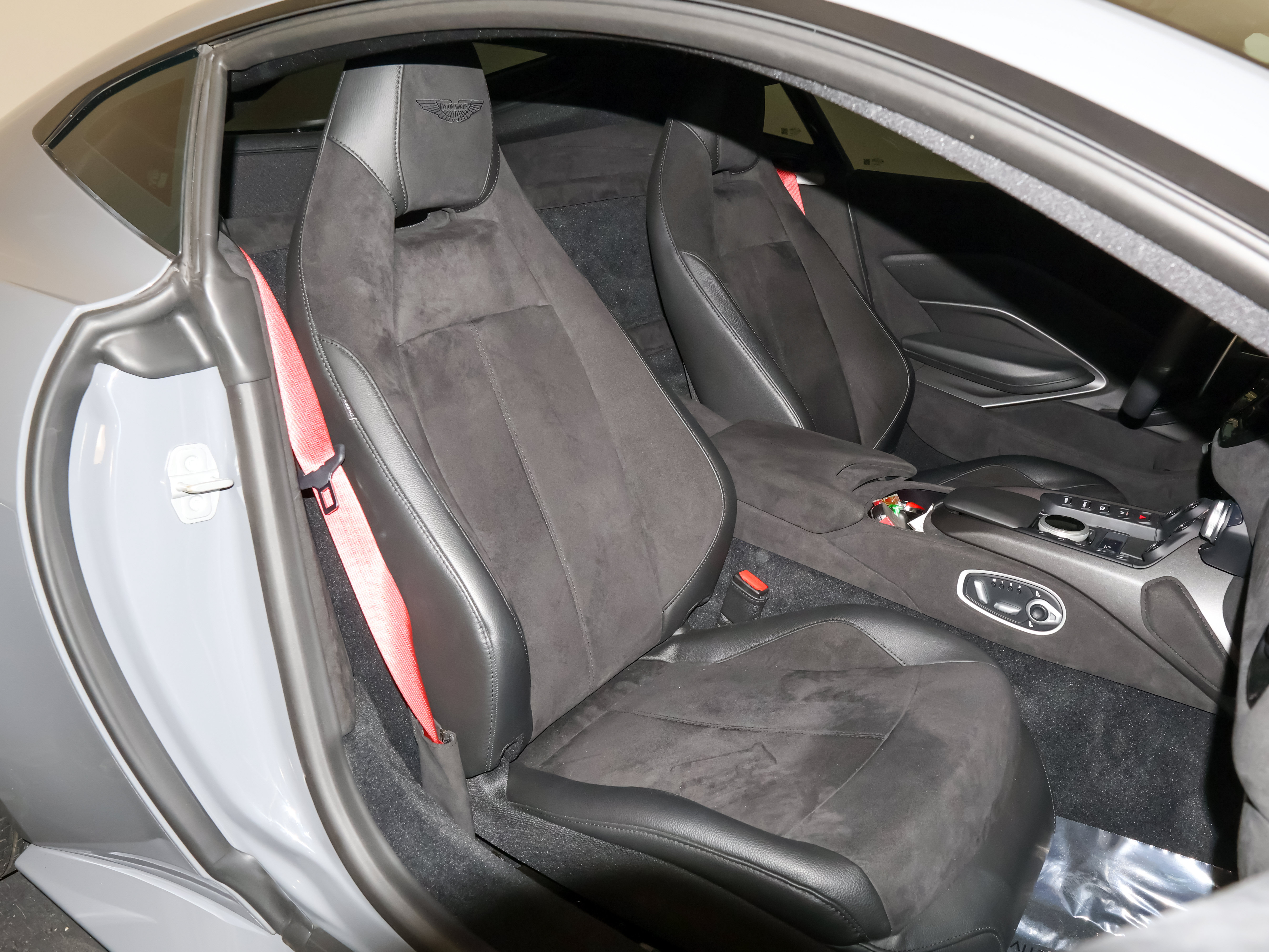 Used 2021 Aston Martin V8 Vantage Coupe RWD image 37