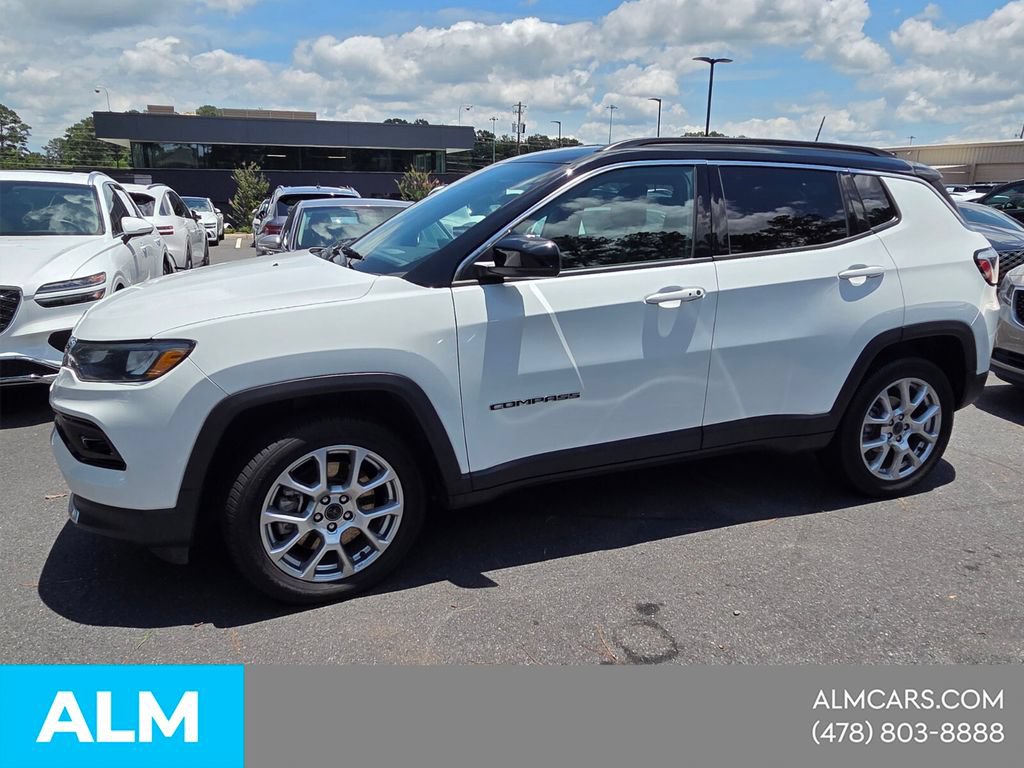 Used 2025 Jeep Compass Limited AWD/4WD image 3