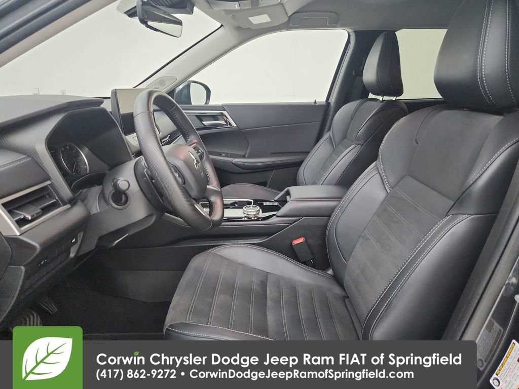 Used 2025 Mitsubishi Outlander SE image 18