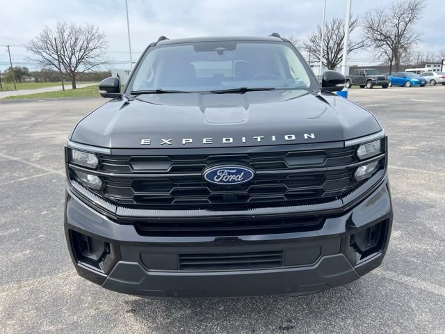Used 2025 Ford Expedition Active AWD/4WD image 2
