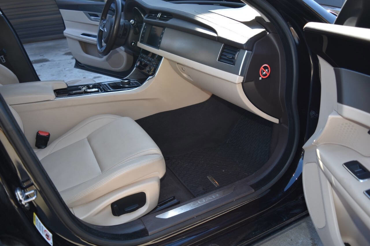 Used 2017 Jaguar XF Premium image 44