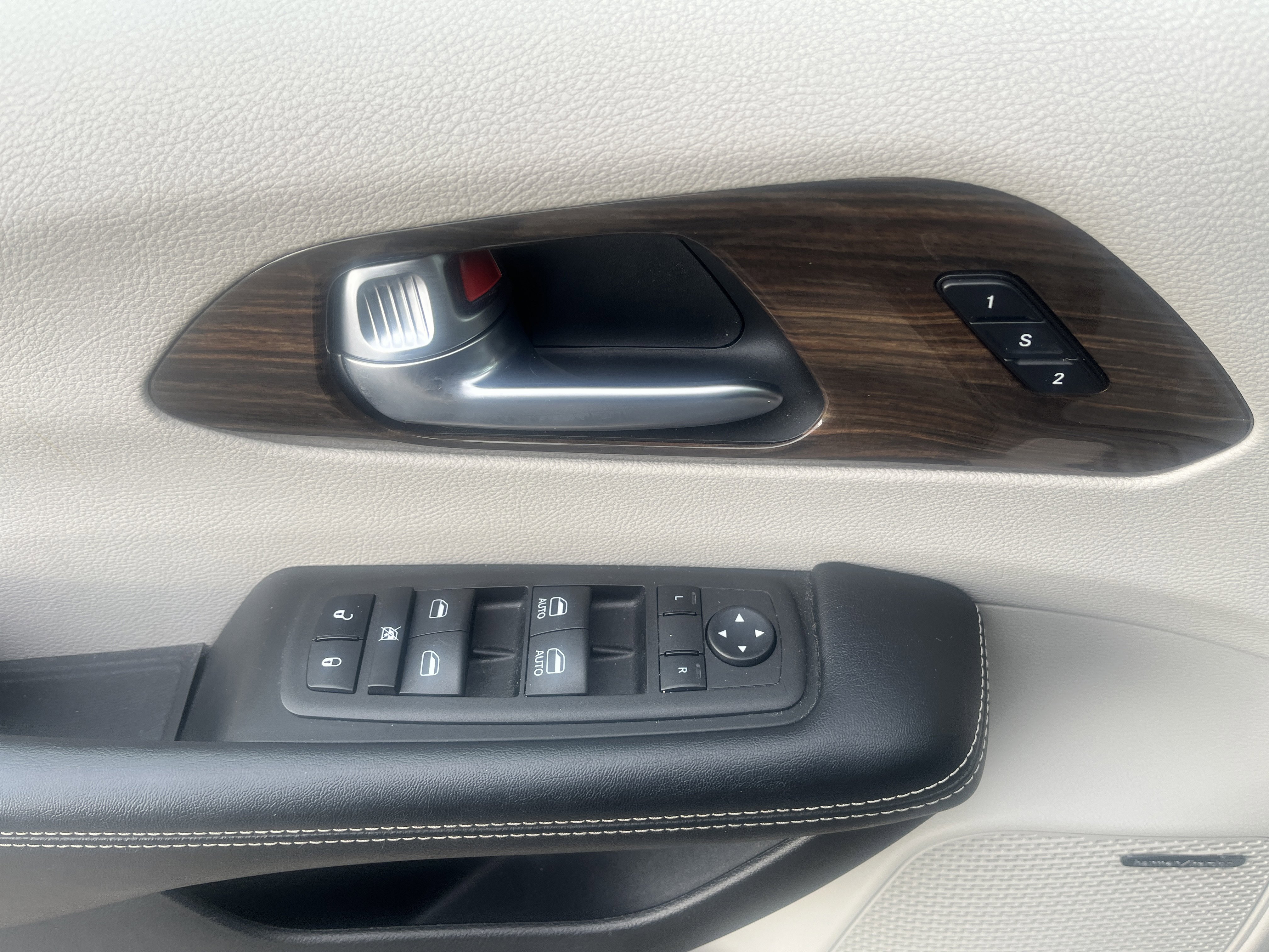 Used 2022 Chrysler Pacifica Limited FWD image 12