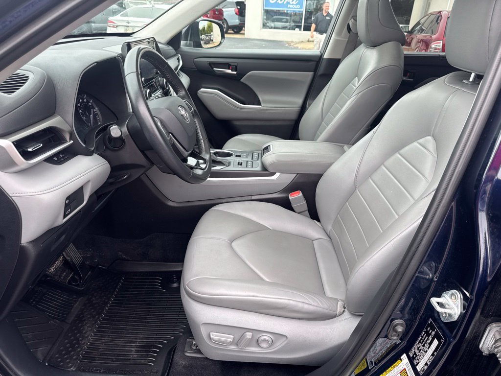 Used 2021 Toyota Highlander XLE AWD/4WD image 11