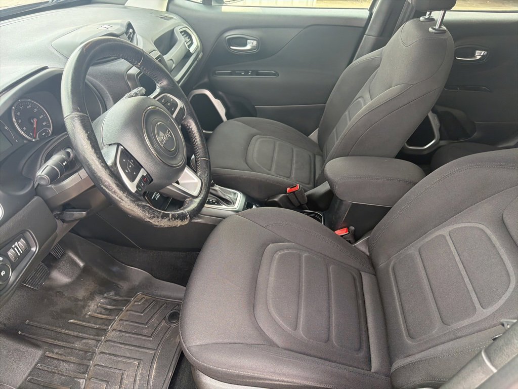 Used 2019 Jeep Renegade Latitude w/ Cold Weather Group image 38