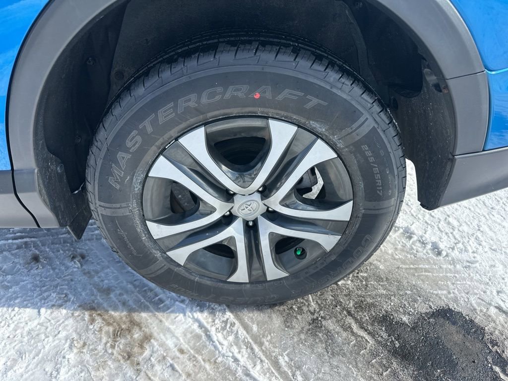 Used 2018 Toyota RAV4 LE w/ All Weather Liner Package image 39