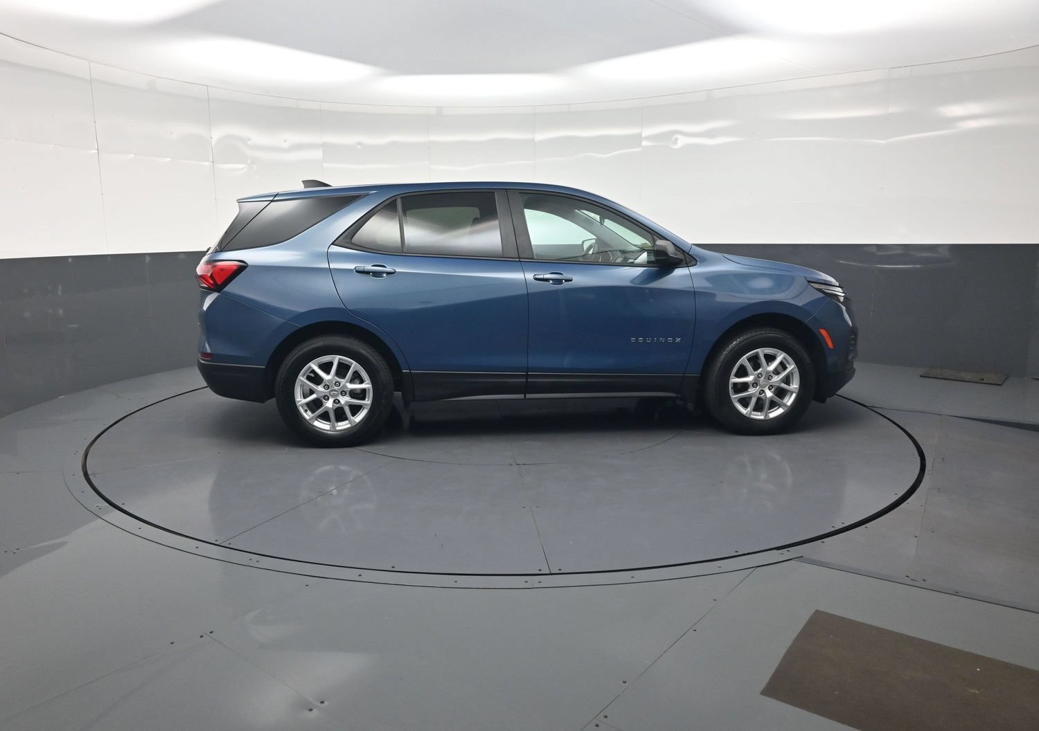Used 2024 Chevrolet Equinox LS w/ LS Convenience Package AWD/4WD image 2