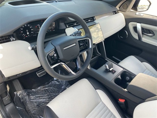 Used 2025 Land Rover Discovery Sport Dynamic SE image 5