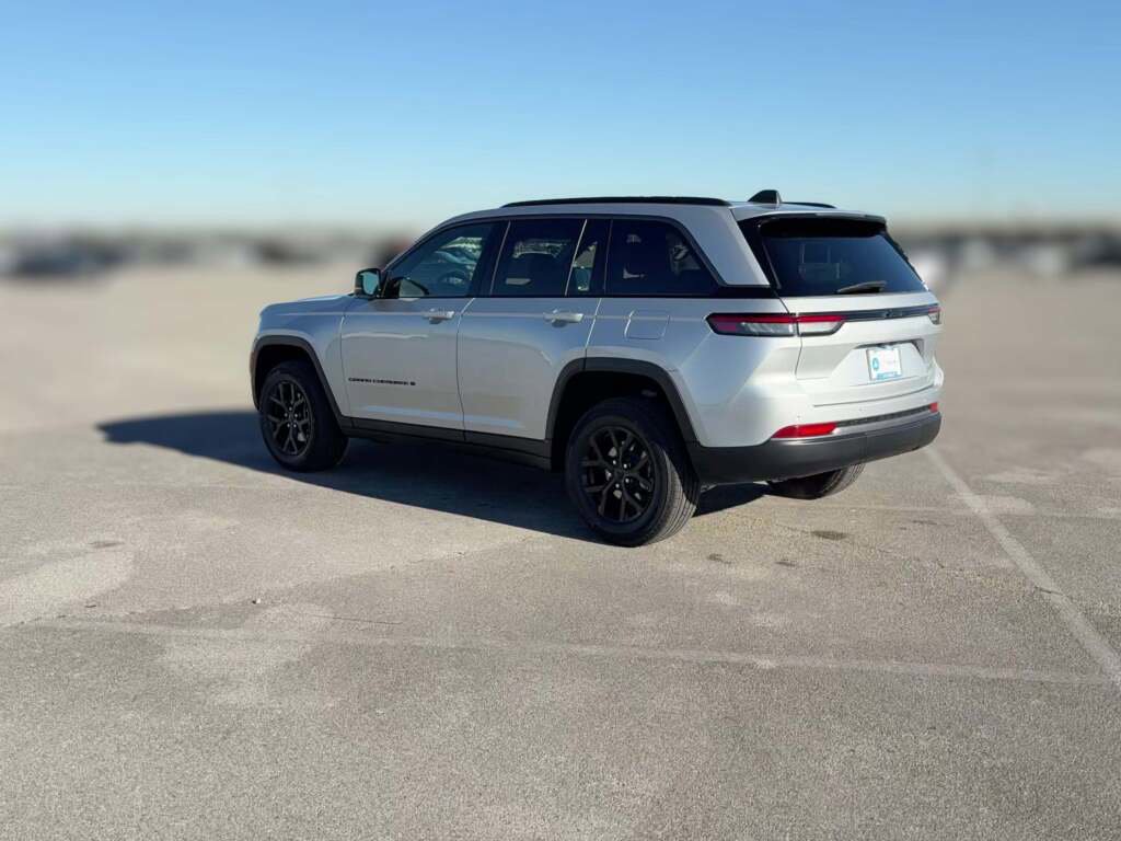 New 2026 Jeep Grand Cherokee Altitude image 8