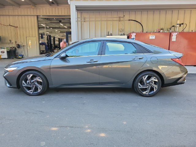 Used 2025 Hyundai Elantra Limited FWD image 4