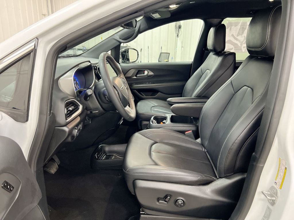 Used 2025 Chrysler Pacifica Select image 19