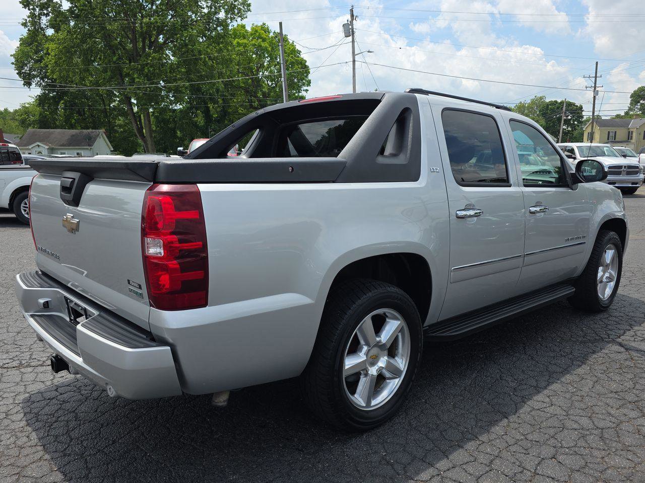 Used 2010 Chevrolet Avalanche LTZ AWD/4WD image 2