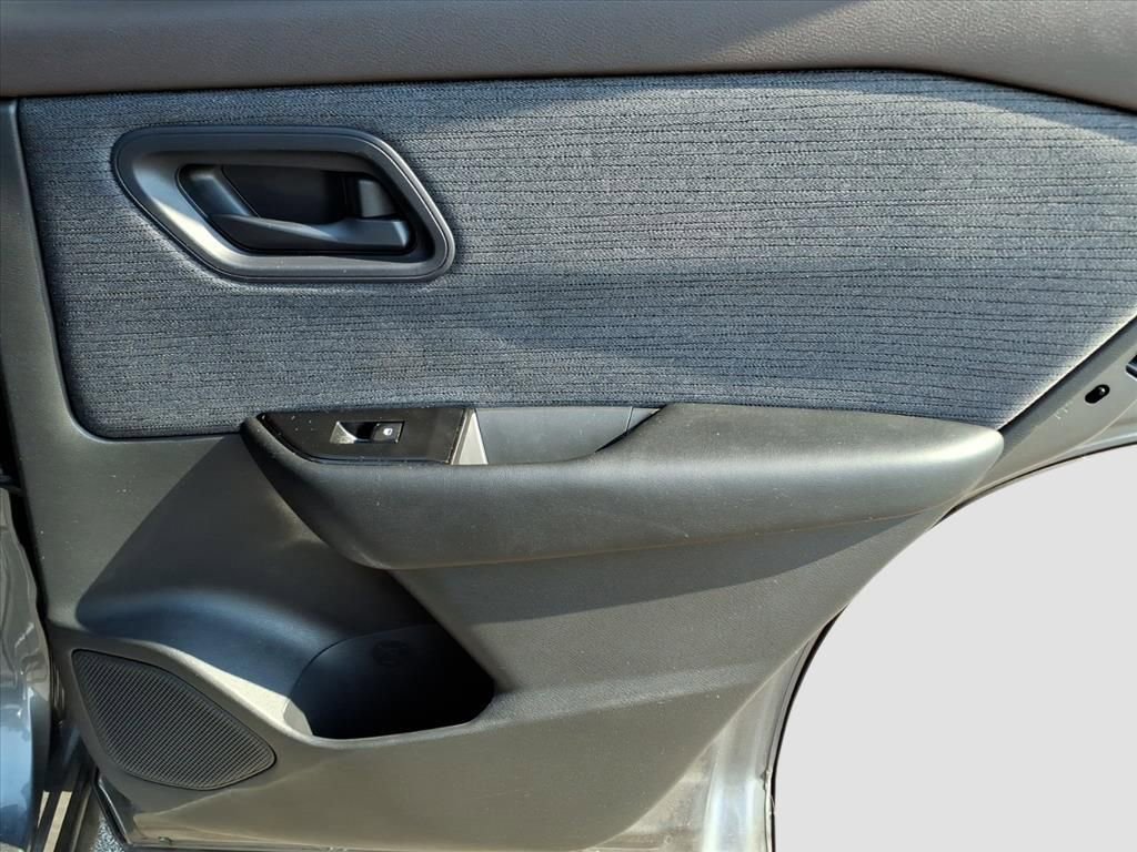 Used 2023 Nissan Rogue S image 13