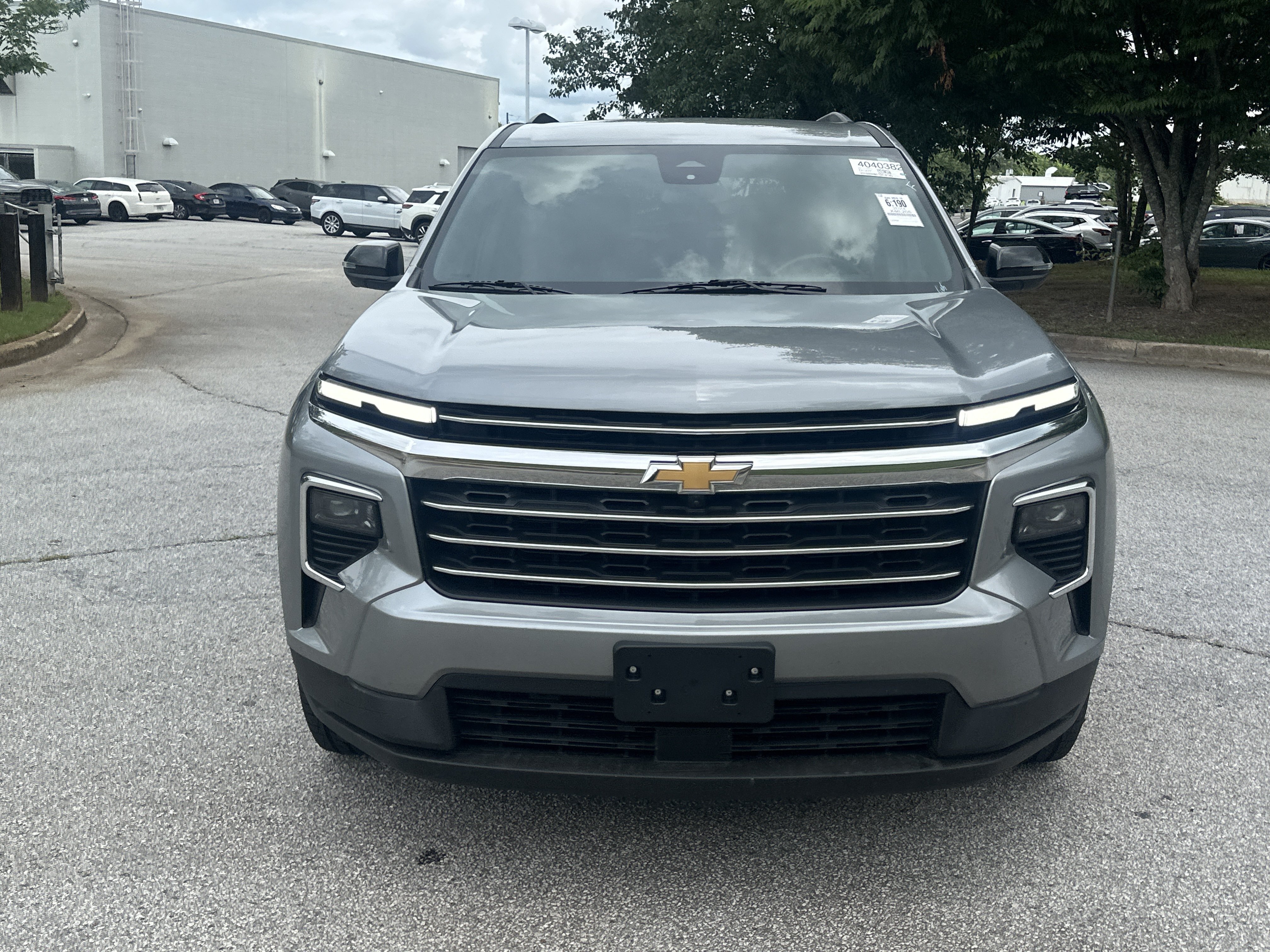 Used 2024 Chevrolet Traverse LT FWD image 2