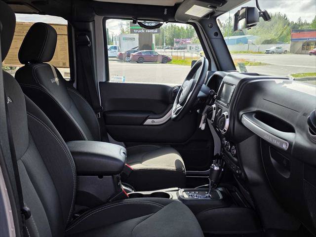 Used 2017 Jeep Wrangler Unlimited Sahara w/ Connectivity Group AWD/4WD image 11