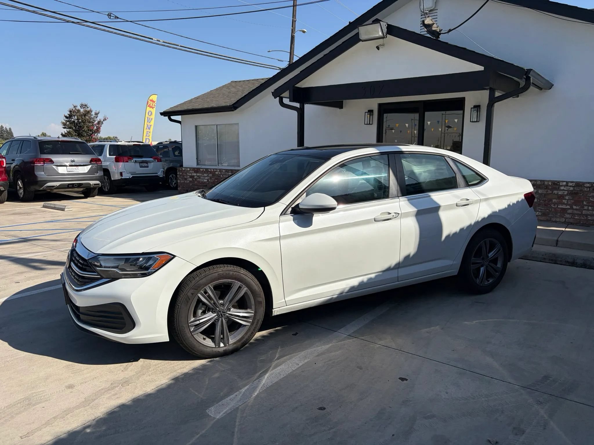 Used 2023 Volkswagen Jetta SE w/ Panoramic Sunroof Package FWD image 2