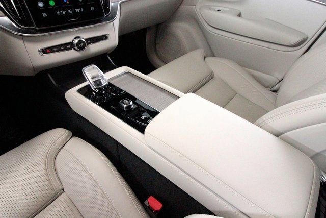 Used 2025 Volvo XC90 B6 Ultra w/ Protection Package image 10