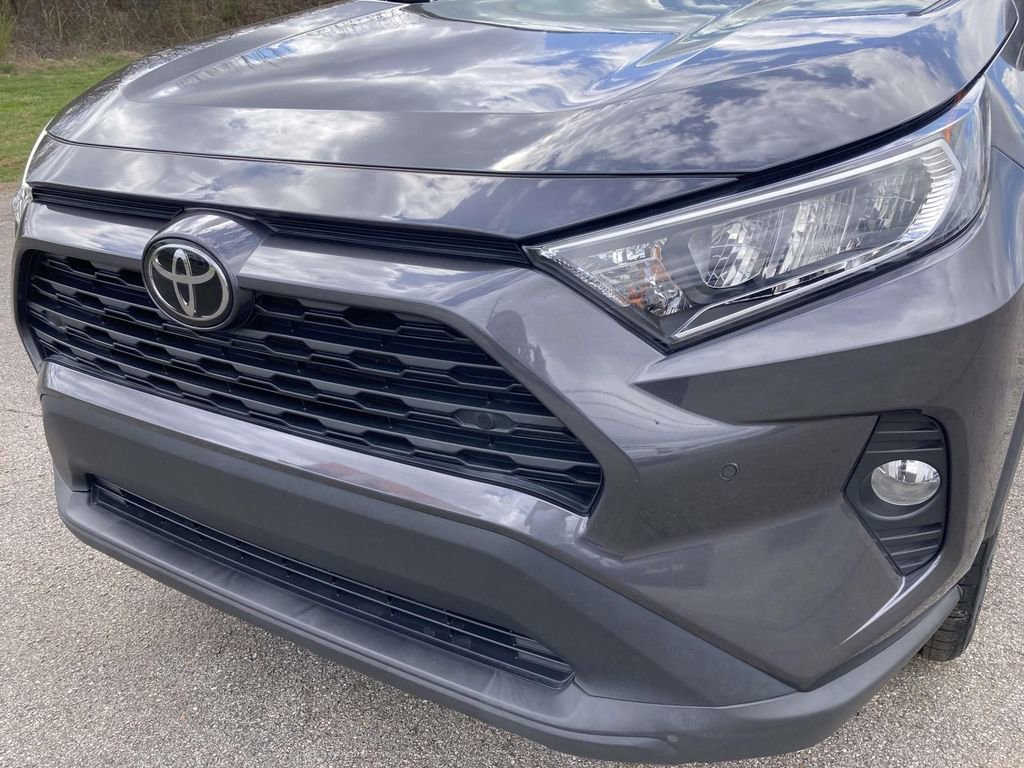 Used 2021 Toyota RAV4 XLE Premium image 9
