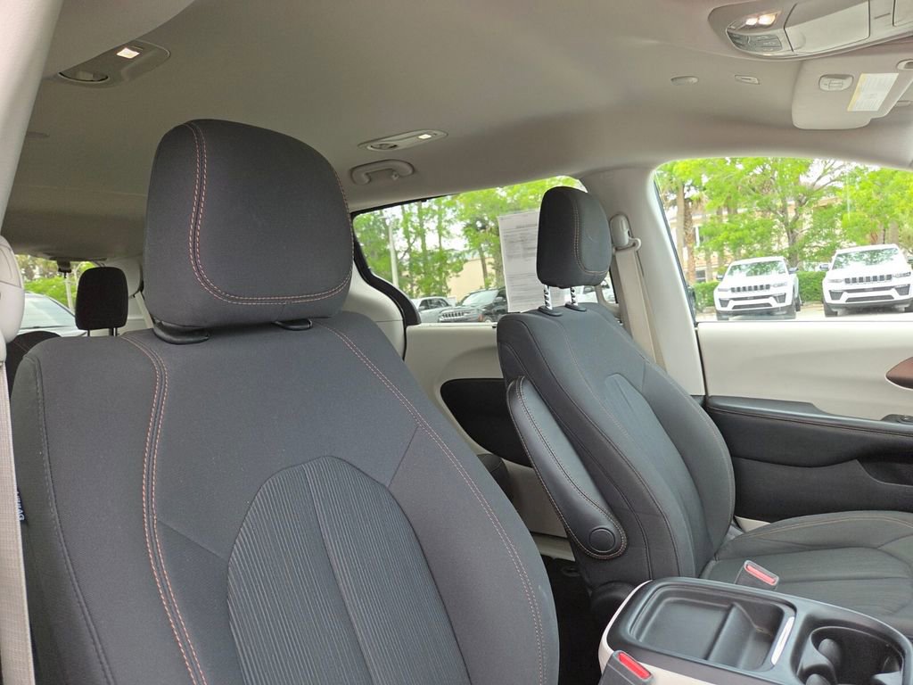 Used 2019 Chrysler Pacifica Touring Plus w/ Advanced Safetytec Group FWD image 11