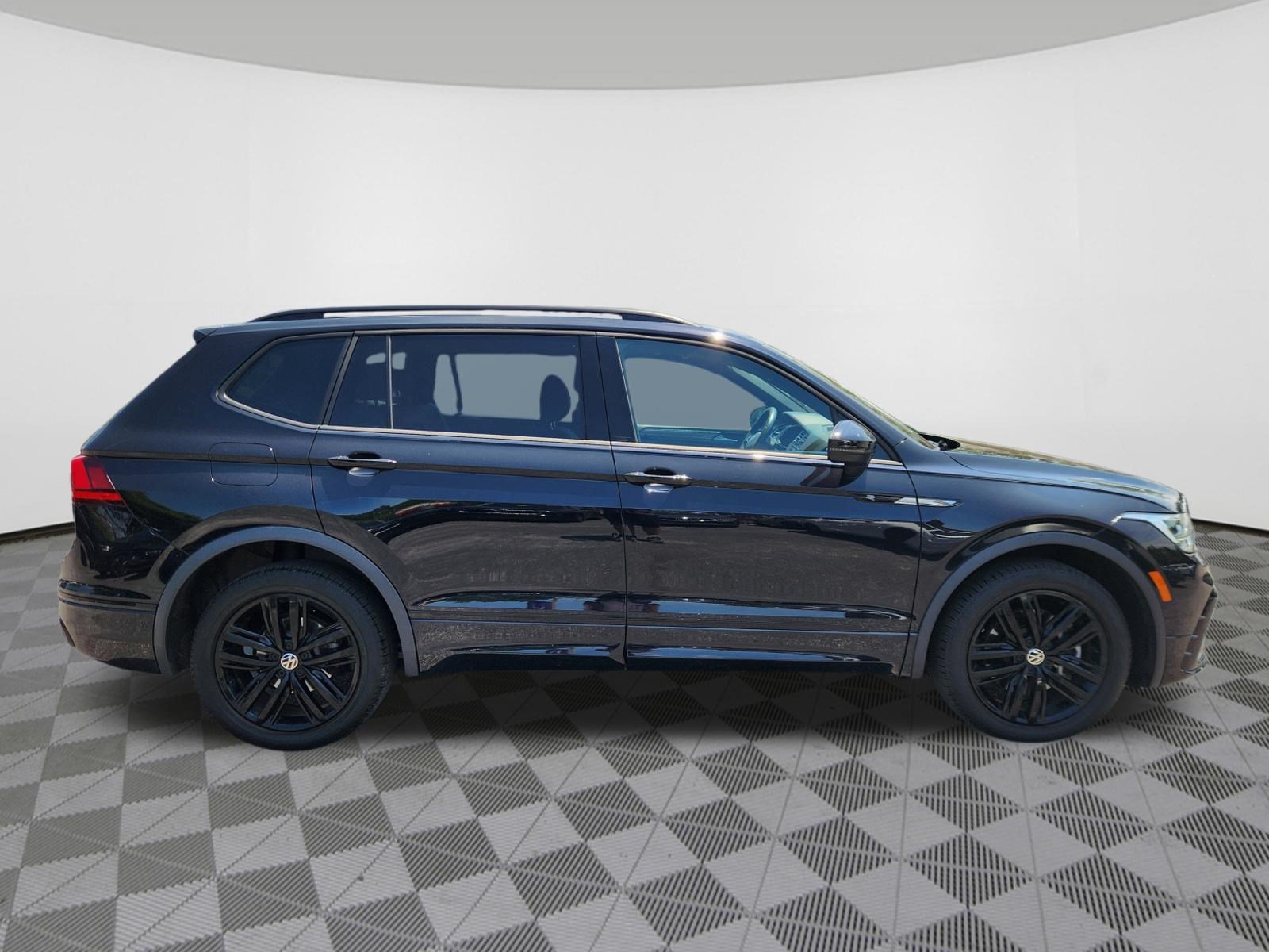 Certified 2022 Volkswagen Tiguan SE R-Line FWD image 6
