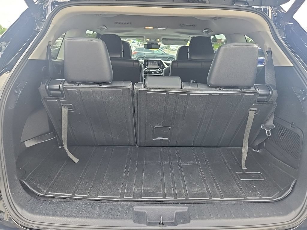Used 2021 Toyota Highlander XLE AWD/4WD image 29
