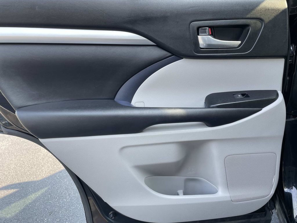 Used 2018 Toyota Highlander XLE FWD image 12