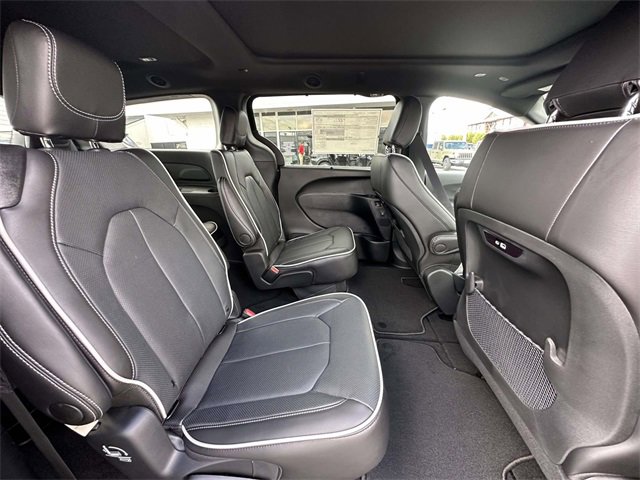New 2026 Chrysler Pacifica Limited image 32