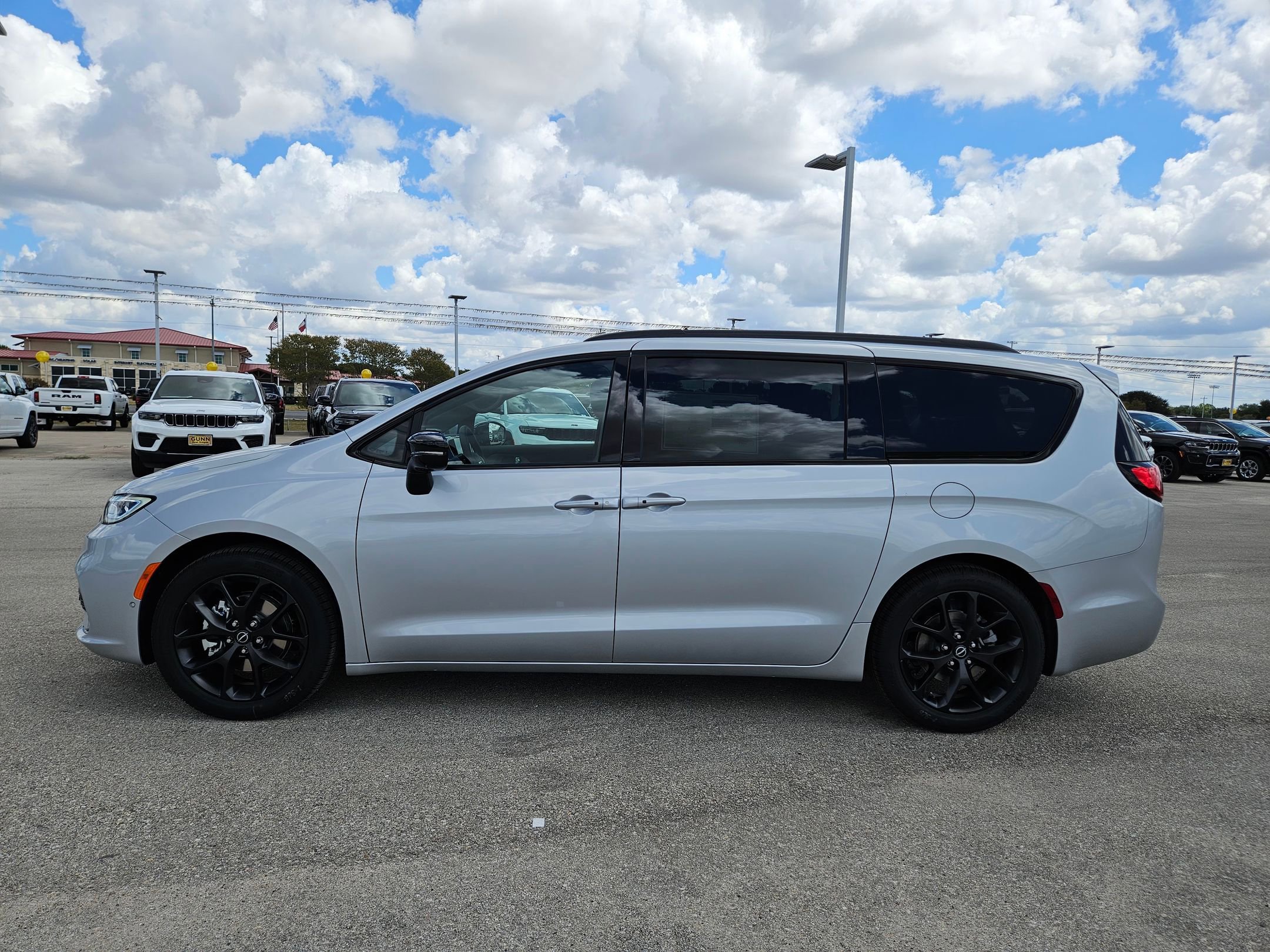 New 2026 Chrysler Pacifica Limited w/ Uconnect Theater Family Group image 6