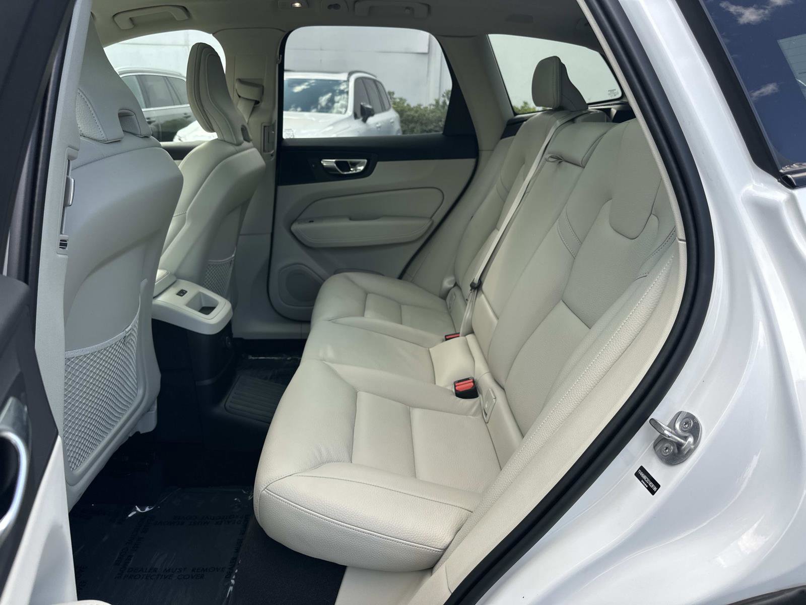 Certified 2025 Volvo XC60 T8 Plus w/ Protection Package Premier image 21