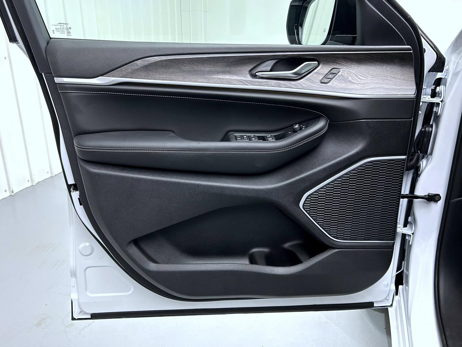 New 2027 Jeep Grand Cherokee L Limited AWD/4WD image 9