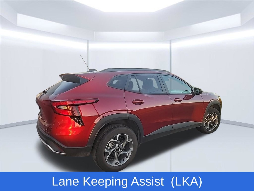 Used 2025 Chevrolet Trax LT w/ LT Convenience Package FWD image 3