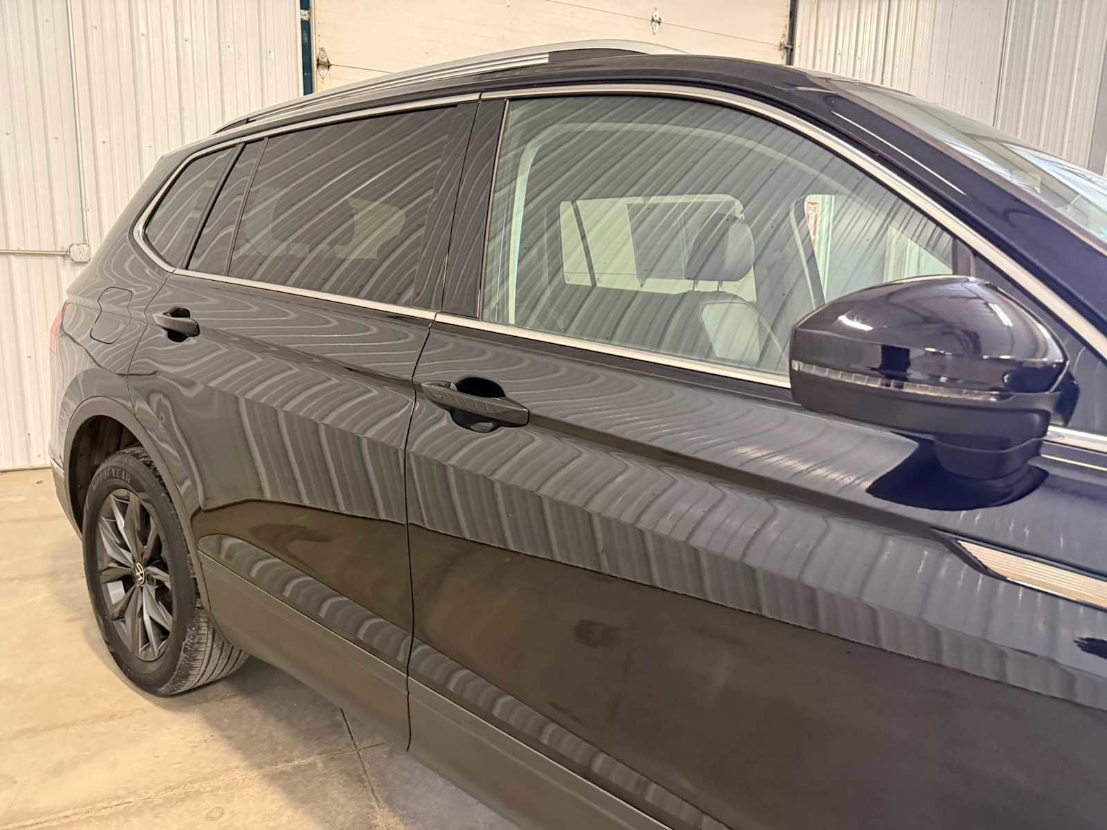 Certified 2022 Volkswagen Tiguan SE w/ Panoramic Sunroof Package AWD/4WD image 11