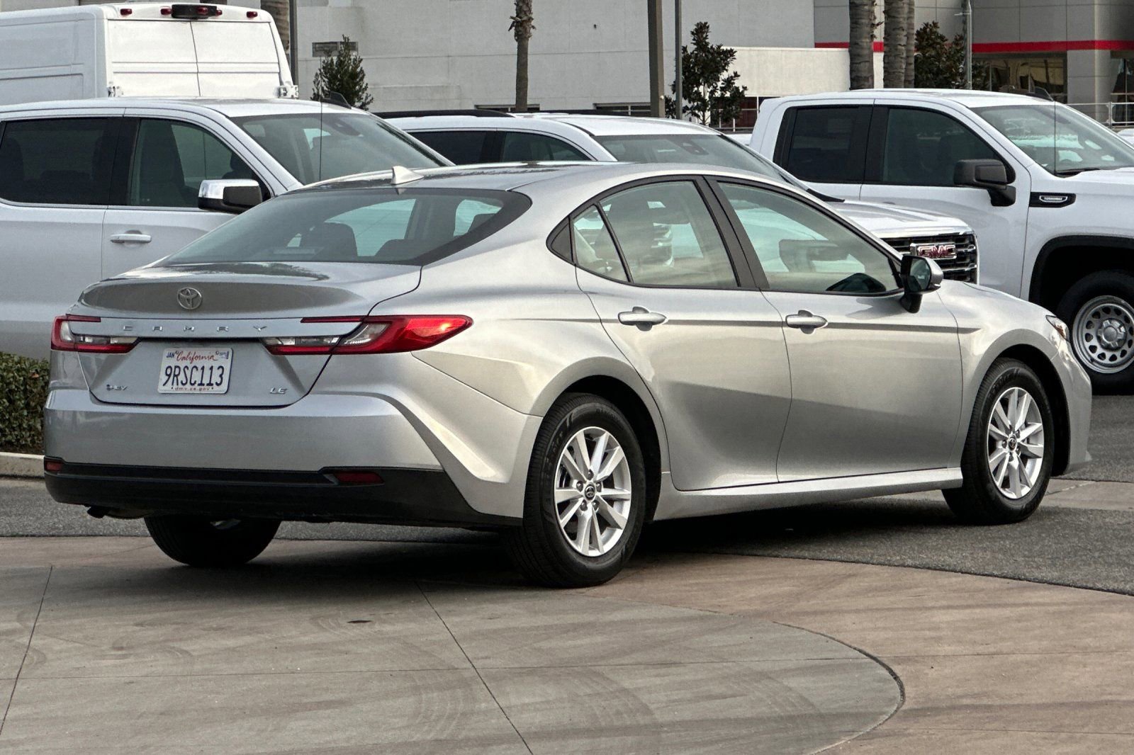 Used 2025 Toyota Camry LE image 4