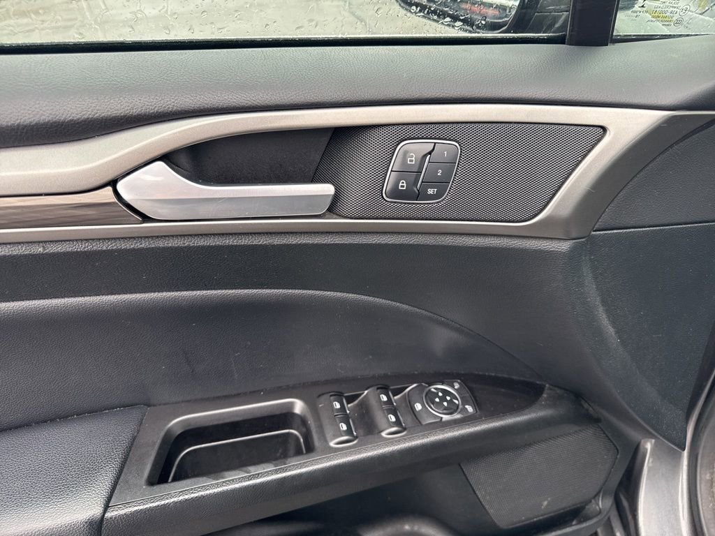 Used 2017 Ford Fusion SE w/ Fusion SE Technology Package FWD image 8