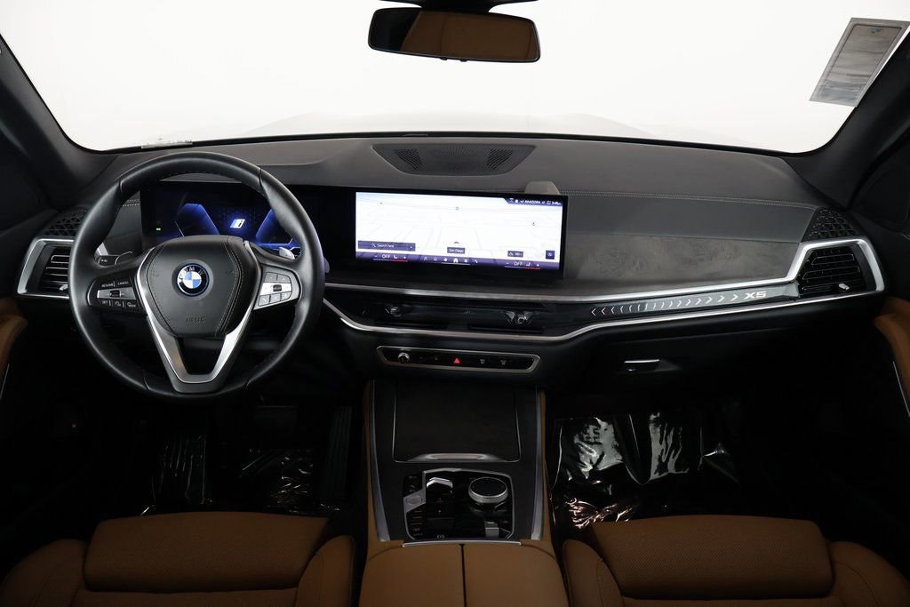 Used 2025 BMW X5 xDrive50e w/ Parking Assistance Package image 8