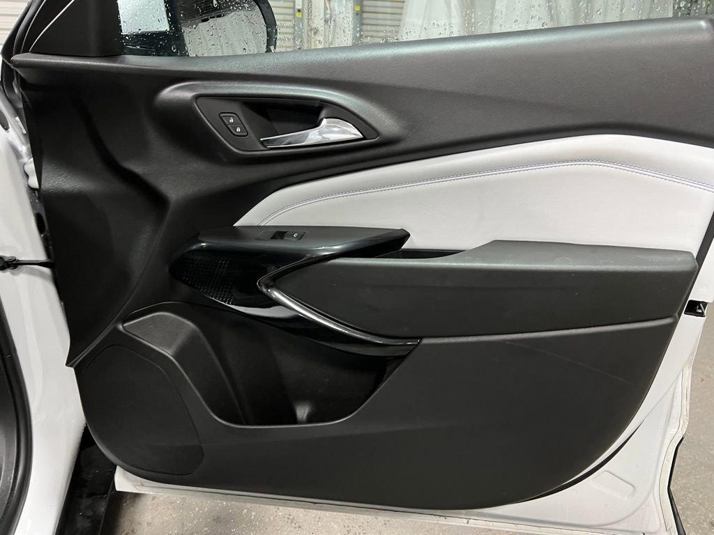 Used 2025 Chevrolet Trax LT image 9