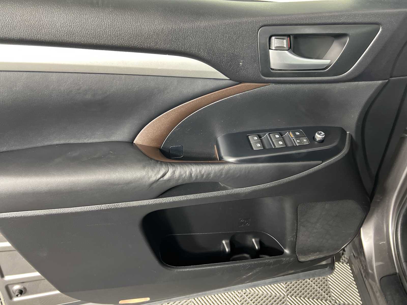 Used 2015 Toyota Highlander XLE FWD image 12