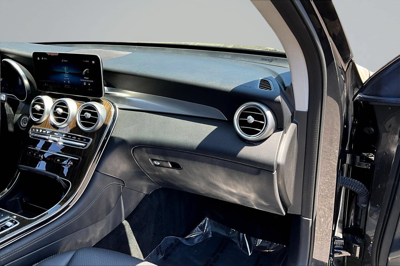Used 2021 Mercedes-Benz GLC 300 w/ Premium Package image 29