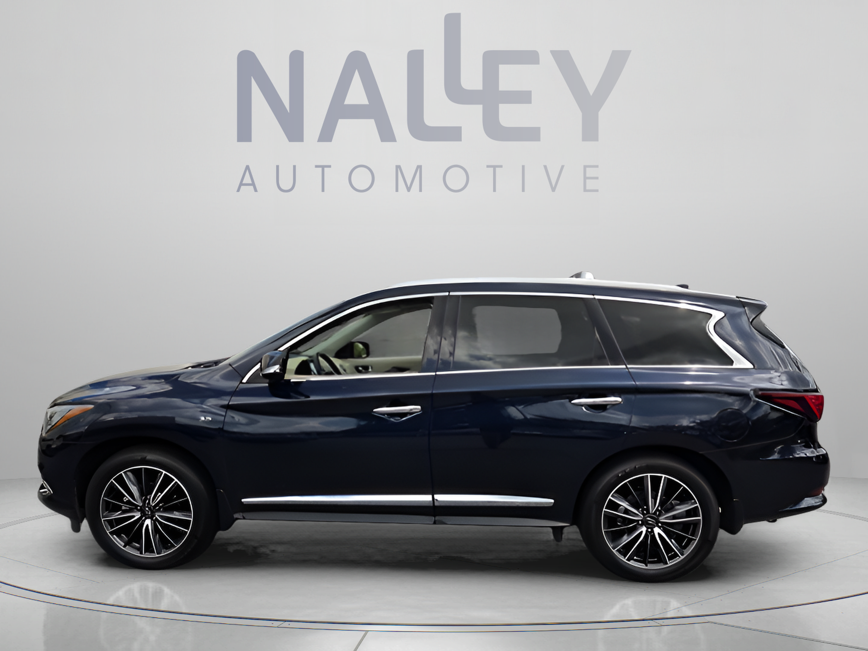 Used 2020 INFINITI QX60 Luxe w/ Sensory Package FWD image 2